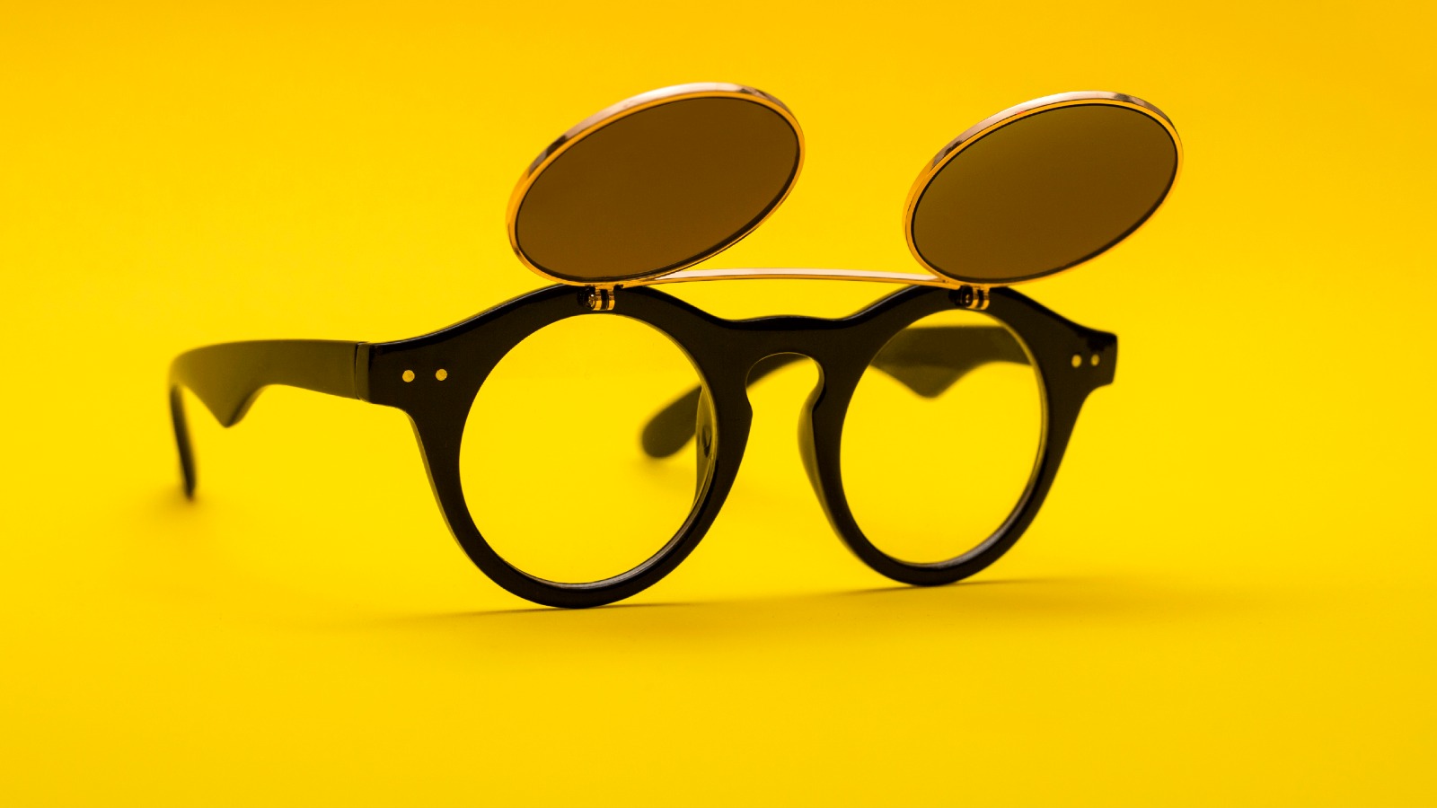 KACAMATA CLIP-ON : TINGKATKAN KENYAMANAN DAN GAYA ANDA